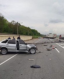 Молодой водитель легкового автомобиля, разорванного на части после столкновения с фурой, погиб в Краснодарском крае
