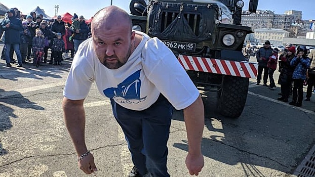 Приморский «богатырь» Иван Савкин сдвинул с места 8-тонный военный тягач: видео