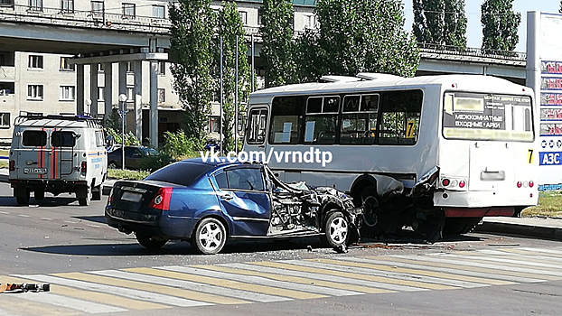 В Воронежской области водитель легковушки влетел в маршрутку: погиб мужчина