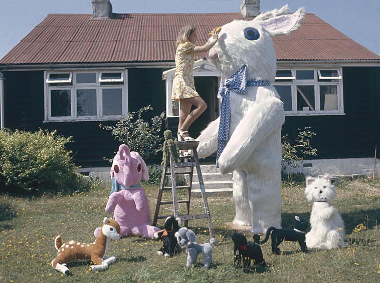 Английские пасхальные традиции многим известны благодаря кролику. Пока взрослые старательно разукрашивают яйца,  дети погружаются в веселые поиски праздничных ярких яиц, по традиции спрятанных пасхальным кроликом. 