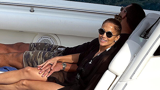 Дженнифер Лопес в "звездном" купальнике и прозрачном платье на Капри