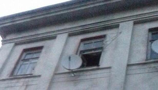 В Тихорецком тупике с третьего этажа выпал 25-летний мужчина