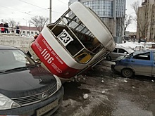 Появилось видео падения трамвая на автомобили