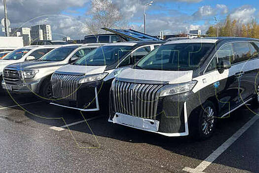 На столичной парковке заметили первые в России минивэны Wey 80