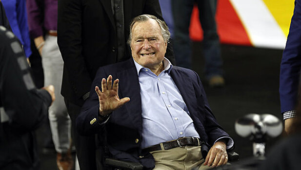 Буша-старшего в инвалидном кресле обвинили в домогательствах