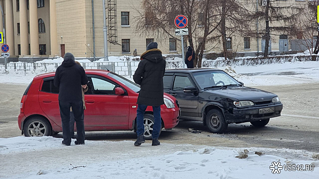 "Перед сильно помятый": два автомобиля столкнулись на кемеровском перекрестке