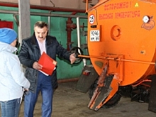 Салехардские дорожники опробовали новый агрегат для ямочного ремонта