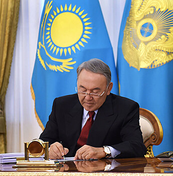 Назарбаев подписал законы о займе, поездах и питании военных