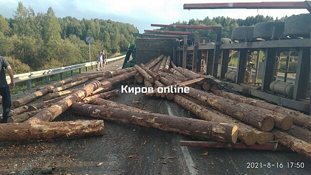 Смертельное ДТП в Мурашинском районе: на трассе опрокинулся лесовоз