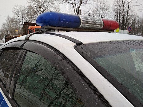 На трассе М-10 иномарка протаранила бетонное ограждение