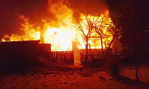 Мужчина получил серьезные ожоги на ночном пожаре под Саратовом