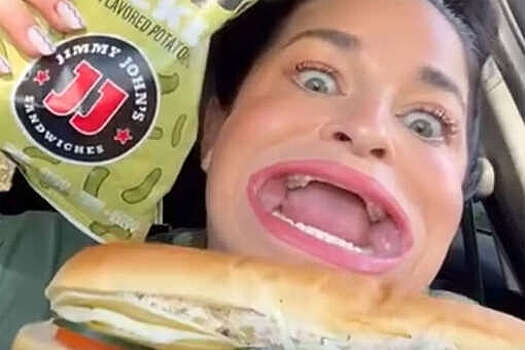 Американка с самым большим ртом в мире удивила сеть, съедая блюда за один укус