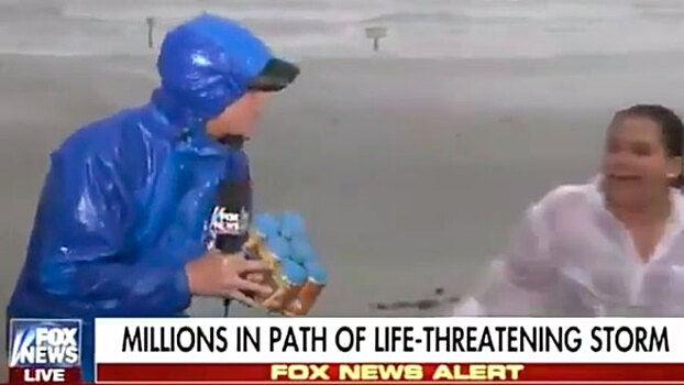 Корреспонденту Fox News в прямом включении из эпицентра урагана в Техасе принесли пива