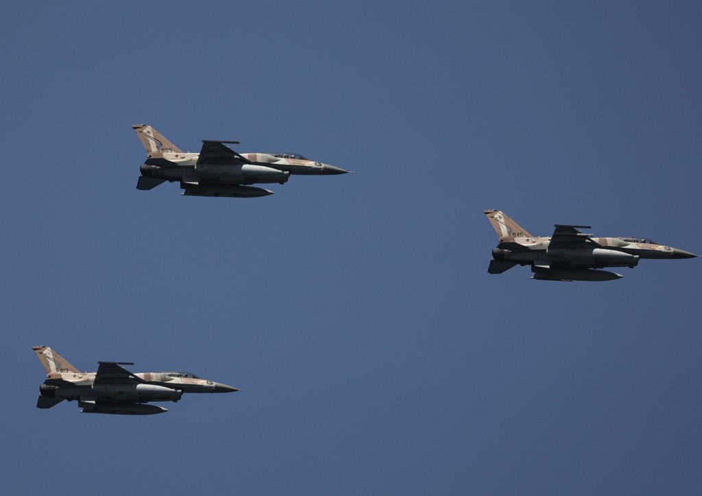 Израильские самолеты вызвали панику в Бейруте