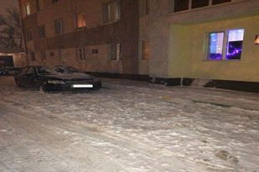 Автомобиль в Уфе получил повреждения из-за схода снега с крыши