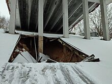 В Зеленодольске под мостом обрушилась часть бетонного укрепления склона