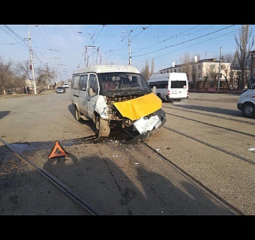 На юге Волгограда маршрутка протаранила автобус