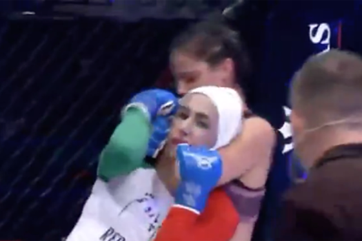 Румынка задушила соперницу за 10 секунд на турнире по MMA