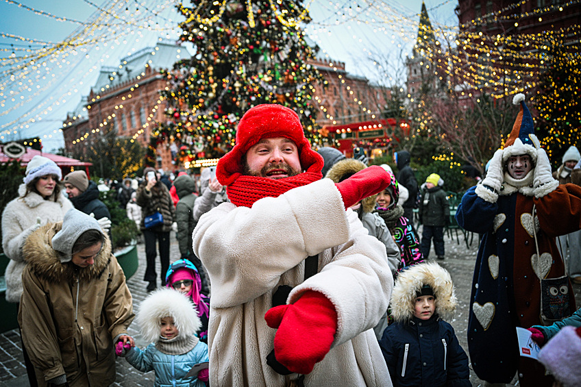 Аниматоры во время представления на Манежной площади в Москве