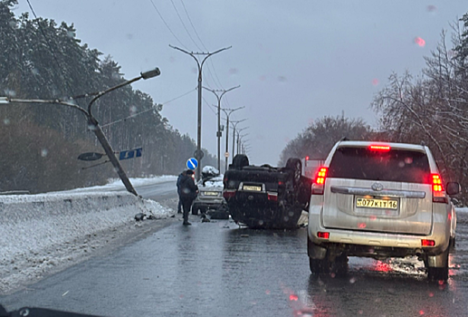 На одной из главных улиц Новосибирска внедорожник снес опору освещения и упал вверх колесами
