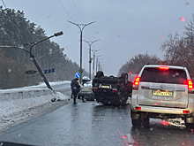 На одной из главных улиц Новосибирска внедорожник снес опору освещения и упал вверх колесами