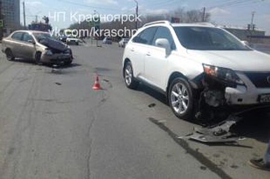 В Красноярске столкнулись Toyota и Lexus с женщиной за рулём