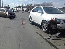 В Красноярске столкнулись Toyota и Lexus с женщиной за рулём