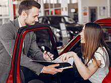 Психолог перечислил приемы, с помощью которых можно сбить цену на авто