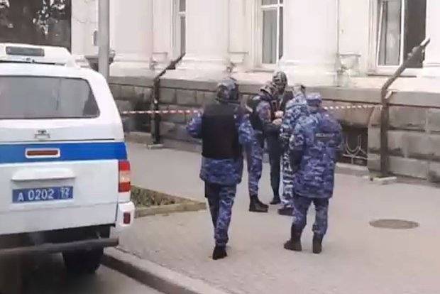 Завершена проверка подозрительного свертка под машиной бывшего сенатора Севастополя