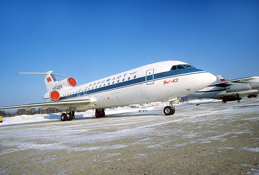 Средненемагистральный трехдвигательный пассажирский самолет Як-42, 1970 год
