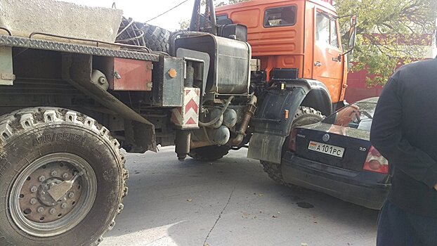 Авария в Цхинвале: подъемный кран въехал в иномарку