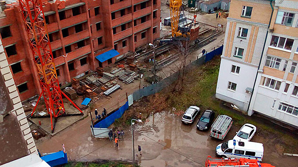 Два человека погибли, по предварительным данным, при обрушении лестничных пролетов в строящемся 10-этажном здании в Саранске, сообщил РИА Новости источник в экстренных службах республики