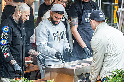 Тимати во время официального открытия Black Star Burger в Москве