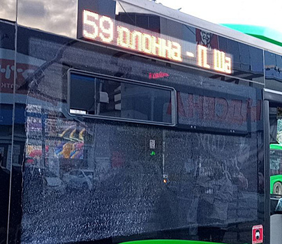 В Екатеринбурге неизвестный обстрелял автобус