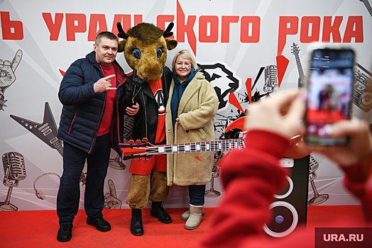 На ледовой арене Екатеринбурга устроили хоккейный матч под рок-шоу