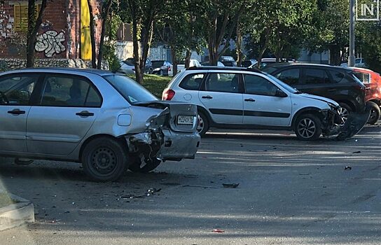 В Екатеринбурге водитель BMW разбил 4 припаркованных машины