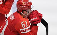 Российский хоккеист выбросил за борт противника в матче плей-офф НХЛ