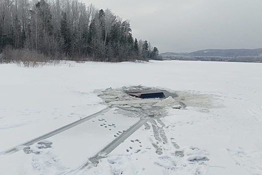 В Челябинской области автомобиль провалился под лед водохранилища