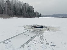 В Челябинской области автомобиль провалился под лед водохранилища