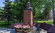В День химика работники "Нижнекамскнефтехима" возложили цветы к бюсту Николая Лемаева