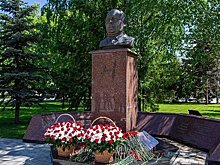 В День химика работники "Нижнекамскнефтехима" возложили цветы к бюсту Николая Лемаева