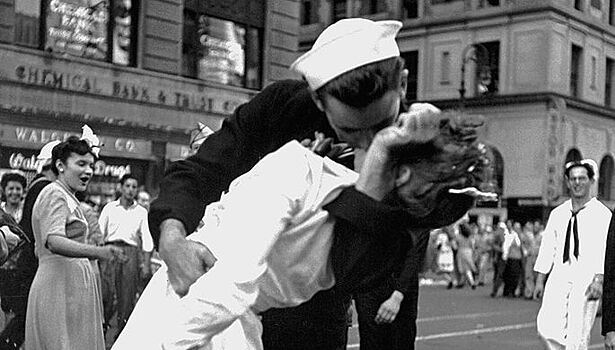 Скончалась медсестра с фотографии «Поцелуй на Таймс-сквер»