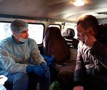 Челябинец, который лечит бездомных, арендовал теплую УАЗ-"буханку", чтобы выезжать на акции зимой