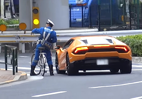 Японский полицейский догнал Lamborghini на велосипеде и оштрафовал