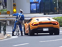 Японский полицейский догнал Lamborghini на велосипеде и оштрафовал