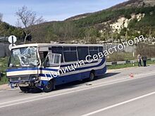 Под Севастополем автобус с пассажирами врезался в два автомобиля