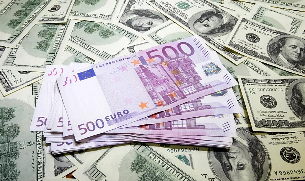 ЦБ рассказал о роли доллара и евро в качестве резервных валют