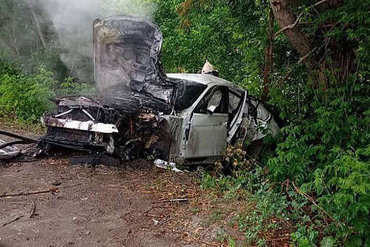 В Уфе пять человек пострадали в ДТП с врезавшейся в светофор машиной