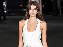 В чем пойти на афтепати? Кайя Гербер в окровеном белом платье открыла шоу Alexander Wang