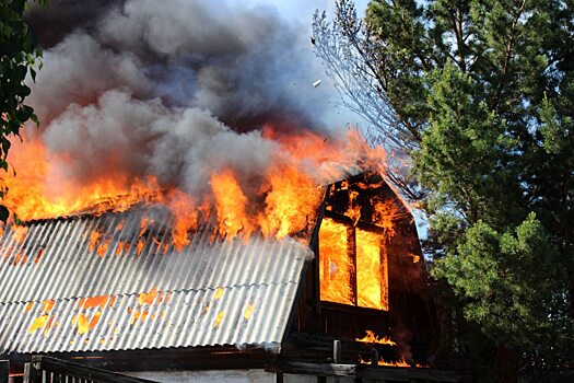 Две женщины и пенсионер пострадали на пожаре в Саратове
